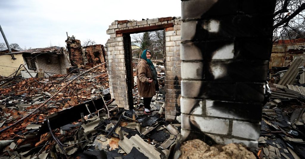 Десетине Украјинаца пронађене у гробовима у близини Кијева док се битка назире на истоку