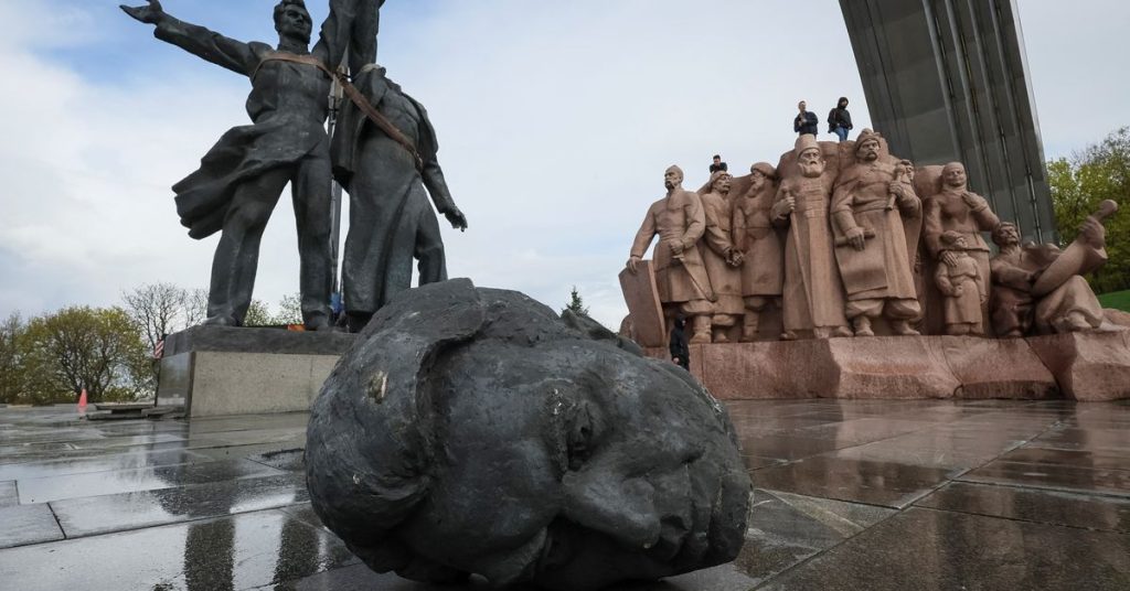 Кијев руши споменик из совјетског доба који симболизује руско-украјинско пријатељство