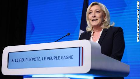 Марин Ле Пен се обраћа својим присталицама у недељу после првог круга председничких избора у Француској.