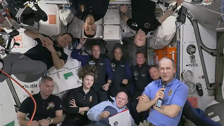 Астронаути Ак-1 улазе у станицу