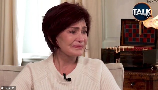 КУД: ТВ личност Шерон, 69, расплакала се у четвртак након што је потврдила да се враћа у Сједињене Државе да помогне свом мужу.