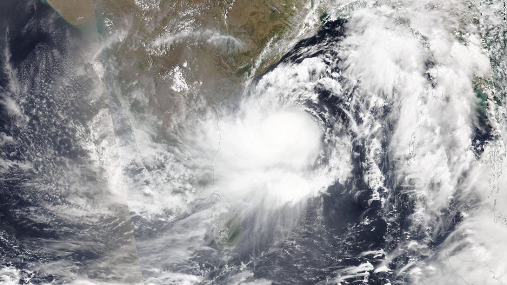 Тропски циклон Асани прети источној Индији док се још један брутални топлотни талас наставља широм земље
