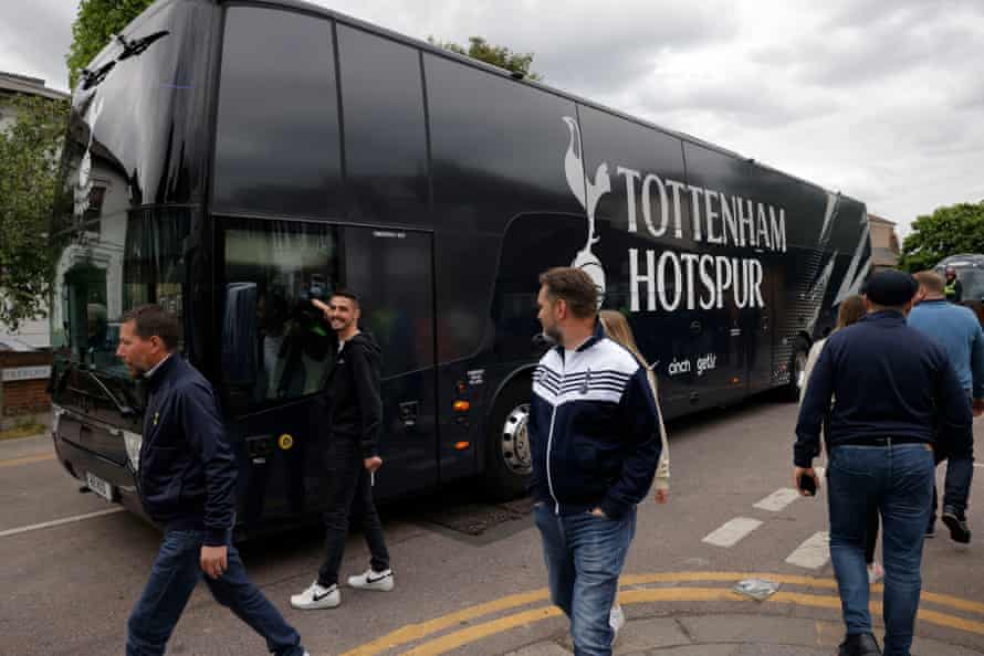 Аутобус Тотенхема заглавио се у саобраћају у близини земље пре утакмице Премијер лиге између Тотенхема Хотспура и Арсенала на стадиону Тотенхем Хотспура.