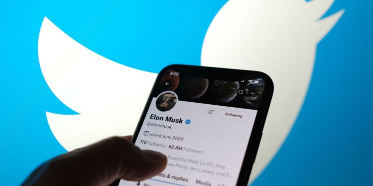 Твитер договор оставља Елона Маска без лаког излаза