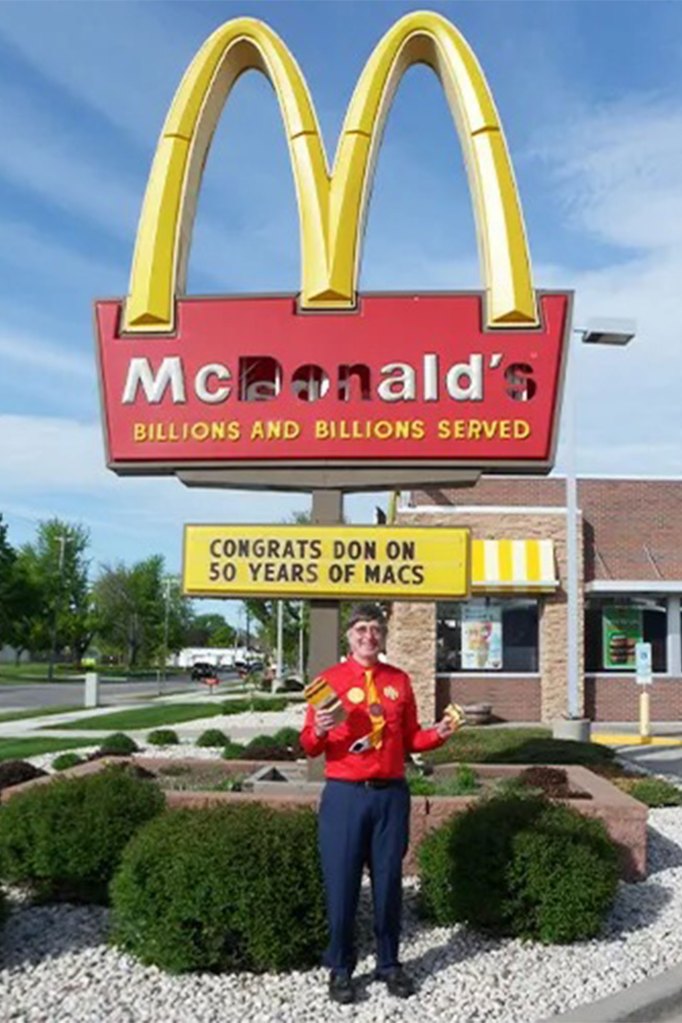Горск испред локалног Мекдоналдса, који окачи своју слику у ресторану.