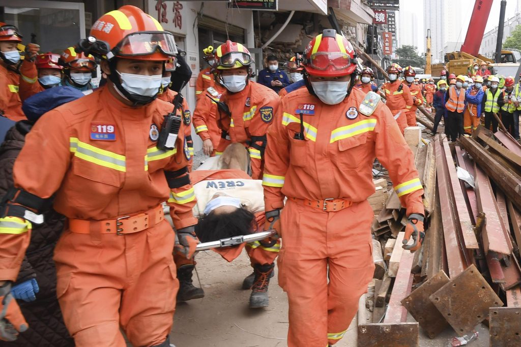 Двоје људи спашено 50 сати након урушавања зграде у Кини