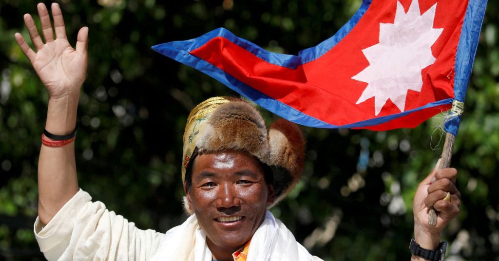 Непалци су се попели на Монт Еверест и поставили рекорд по 26. пут