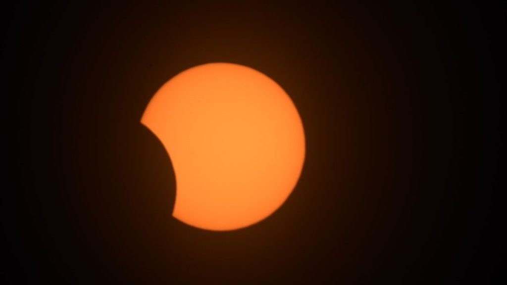 Ретко помрачење Сунца црног месеца загриза сунце изнад Јужне Америке