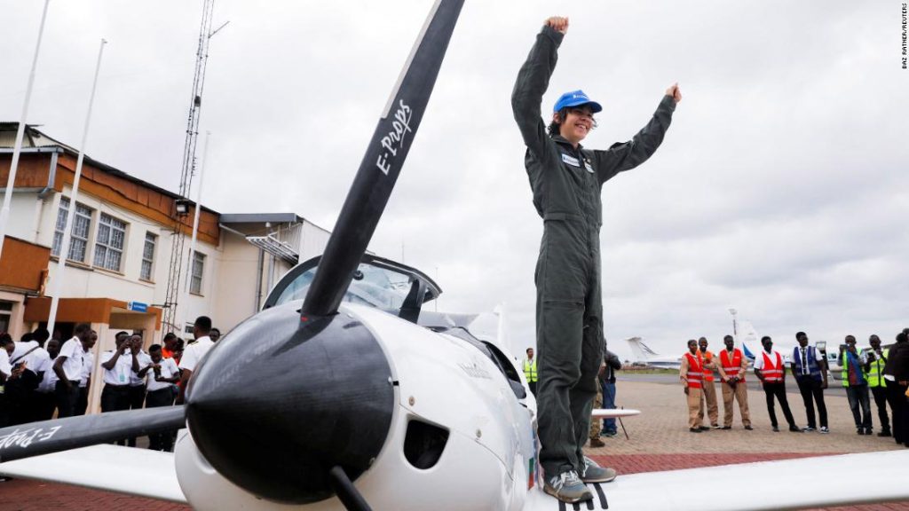 Тинејџер пилот слетео у Кенију усред рекордног покушаја лета