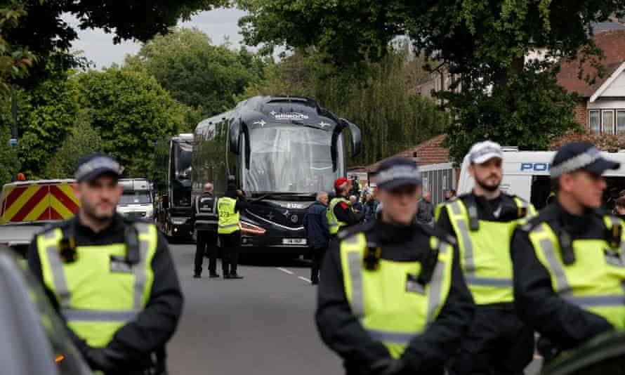 Постоји велико присуство полиције испред стадиона Тотенхем Хотспура када стиже аутобус тима Арсенала.