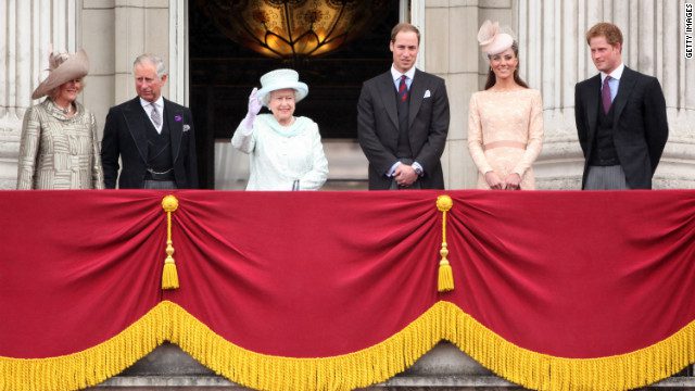 Британска краљевска породица маше окупљенима из Бакингемске палате током прославе дијамантског јубилеја 2012.
