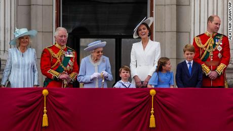 Краљица је у четвртак окружена бројним члановима краљевске породице на балкону Бакингемске палате у Лондону. 