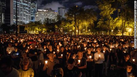 Људи држе свеће током бдења у Хонг Конгу 4. јуна 2018.
