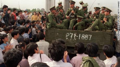 Продемократски демонстранти блокирају камион пун кинеских војника на путу до Трга Тјенанмен, 20. мај 1989. 