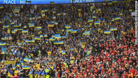 Навијачи Украјине подижу заставу своје земље на стадиону у Кардифу. 