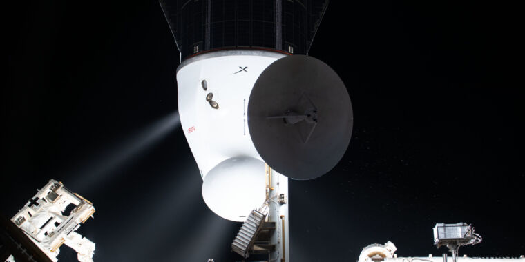 НАСА и СпацеКс зауставили су лансирање Драгон-а да би проучили проблем хидразина