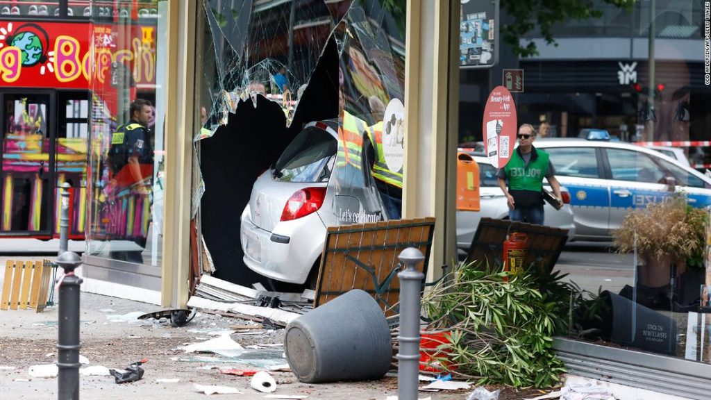 Берлин: Једна особа је погинула, а неколико је тешко повређено након што је аутомобил налетео на гомилу људи