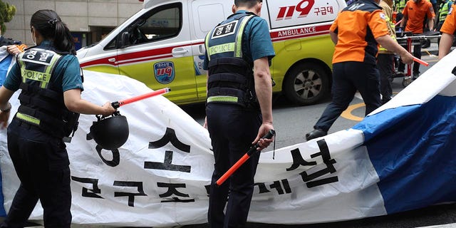 Јужнокорејски полицајци и ватрогасци прегледају место пожара у Даегуу, у Јужној Кореји, у четвртак, 9. јуна 2022. Неколико људи је погинуло, а десетине повређено у четвртак у пожару који се проширио на пословну зграду у Даегуу у Јужној Кореји.  Град, локални ватрогасни званичници и полиција рекли су.  (Парк Си Јин/Јонхап преко Ассоциатед Пресс)