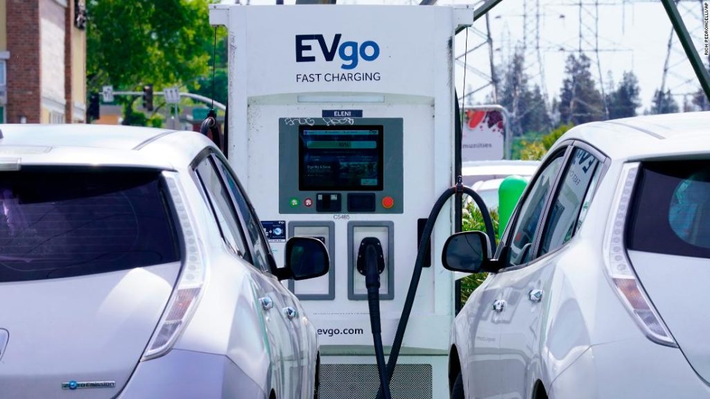 Електрични аутомобили: Бајденова администрација жели да стандардизује станице за пуњење електричних возила, као што су бензинске пумпе