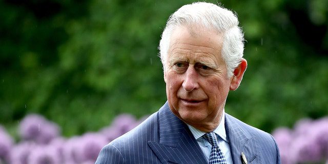 ЛОНДОН, ЕНГЛЕСКА - 17. МАЈА: Принц Чарлс, принц од Велса између алума током посете Кју Гарденсу 17. маја 2017. у Лондону, Енглеска. 