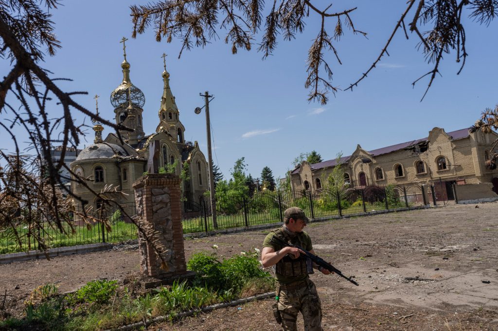 Украјински војник патролира селом близу линије фронта у Доњецкој области, на истоку Украјине.
