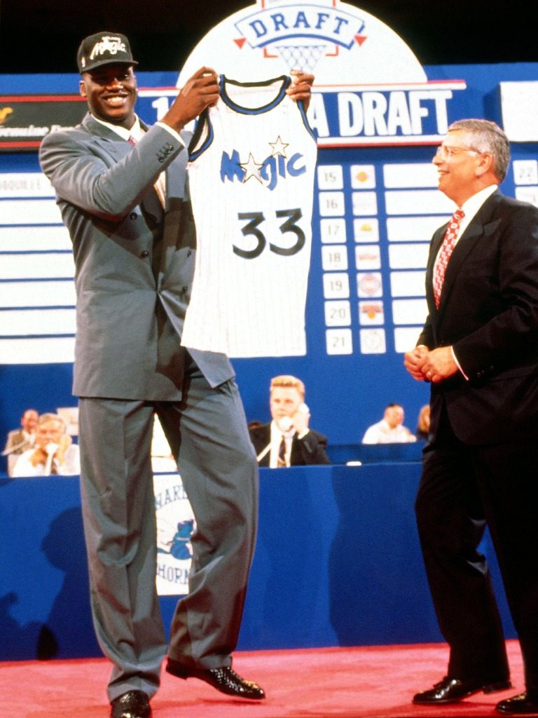 Шакил О'Нил након што је проглашен за број 1 на НБА драфту 1992.