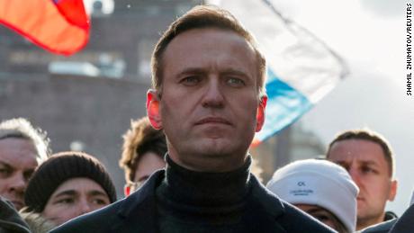 Затворени критичар Кремља Алексеј Наваљни проглашен је кривим за превару и осуђен на још девет година затвора.
