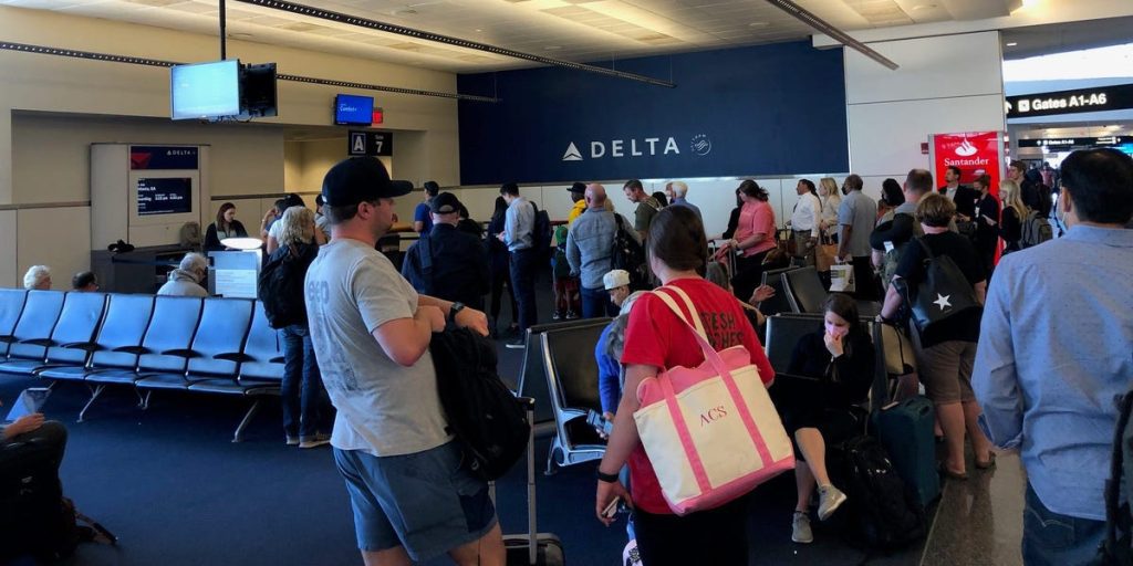 Десетине путника Делте насукано на аеродрому у Атланти