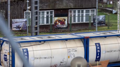 Слике из руског рата у Украјини изложене су дуж железничке станице док возови пролазе од Москве до Калињинграда, у оквиру протеста Литваније против инвазије.