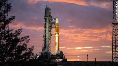 НАСА ставља ракету Артемис на месец у критичне кораке пре лансирања