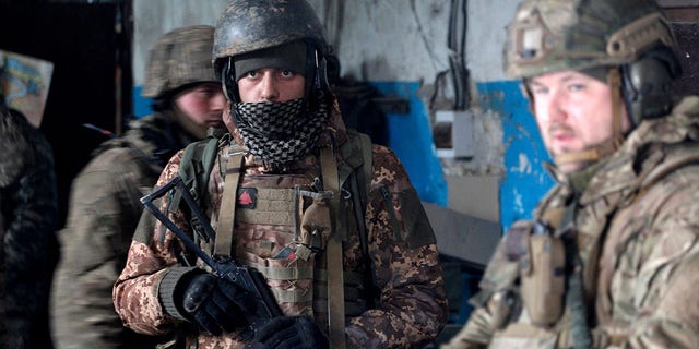 Војници украјинске војске чекају бомбардовање у склоништу на локалитету у области Луганска 5. марта 2022. 