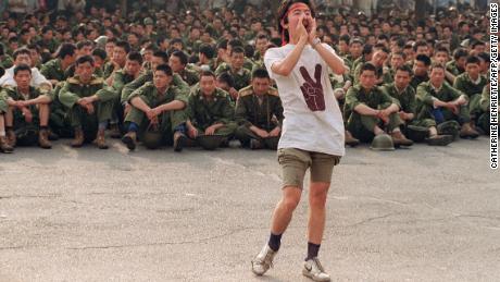 Студент тражи од војника да иду кући док демонстранти настављају у центру Пекинга, 3. јуна 1989.  