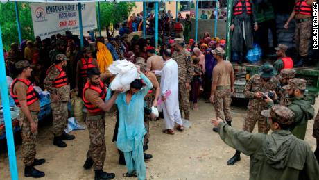 Војне снаге дистрибуирају храну и залихе расељеним лицима у хуманитарном кампу у округу Џамшоро, у јужном Пакистану, 24. августа.