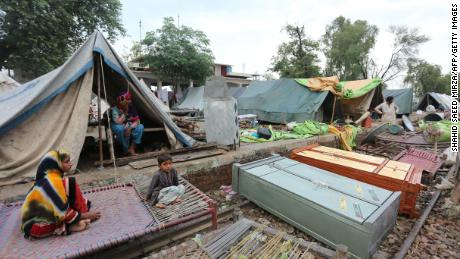 Становници се 24. августа склањају у импровизовани камп у округу Раџанпур, у пакистанској провинцији Пенџаб.