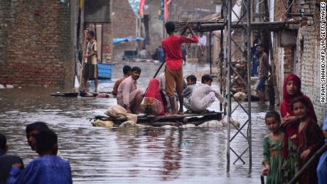 Више од 900 људи погинуло у монсунским кишама и поплавама у Пакистану, укључујући 326 деце