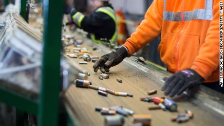 Запослени сортирају батерије које се крећу по покретној траци у постројењу за рециклажу.