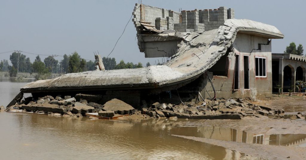 Катастрофалне поплаве у Пакистану однеле су 1.100 живота, укључујући 380 деце