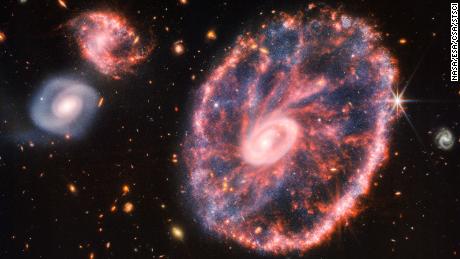 Ретка врста галаксије заслепљује на новој слици Вебовог телескопа