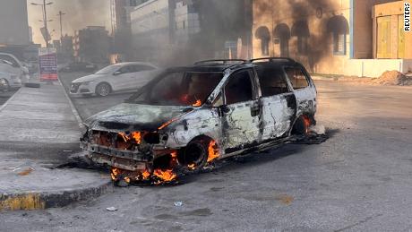 Ауто гори на улици током сукоба у Триполију, Либија, 27. августа 2022. 