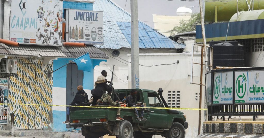 Обавештајни официр је рекао да је најмање 12 људи убијено у опсади хотела у Сомалији
