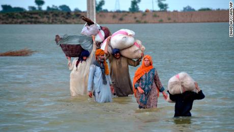 Расељена породица гази у поплављеном подручју у Џафарабаду, округу у југозападној пакистанској провинцији Белучистан, 24. августа.
