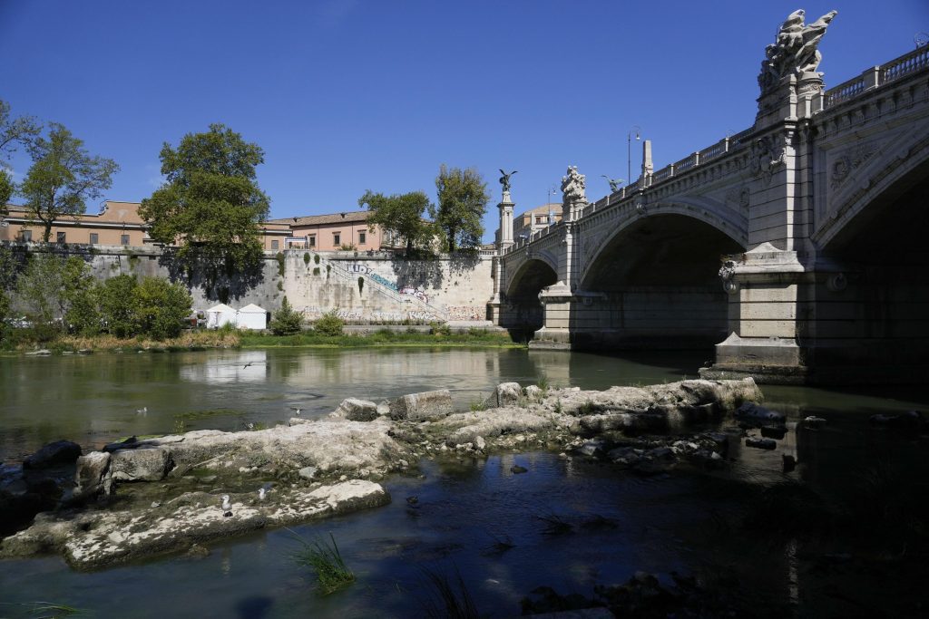 Суша у Италији открила је древни царски мост преко Тибра