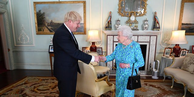 Краљица Елизабета ИИ дочекује Бориса Џонсона током састанка у Бакингемској палати, где ће га званично представити као новог премијера у Лондону 24. јула 2019. 