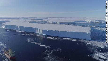 Истраживачки брод америчког Антарктичког програма Натханиел Б Палмер ради у близини источне ледене полице у Тхваитесу 2019.