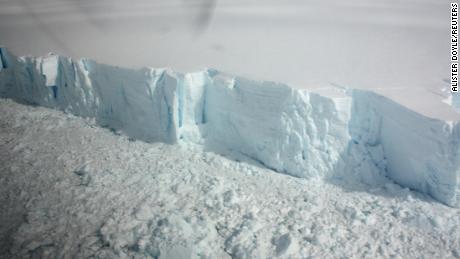 Сателитски снимци показују да се највећи ледени покривач на свету распада брже него што се мислило