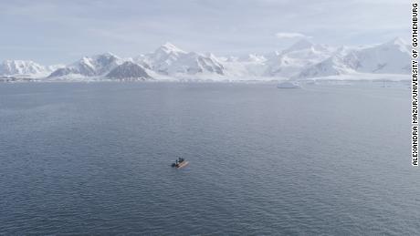 Радни чамац проналази аутономно возило Ран у једном од фјордова Антарктичког полуострва током експедиције на глечер Тхваитес 2019. 