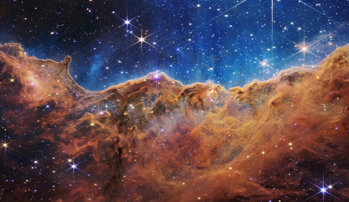 Маглина Карина: Звезде светлуцају на индиго позадини изнад зарђалих бронзаних гасних облака