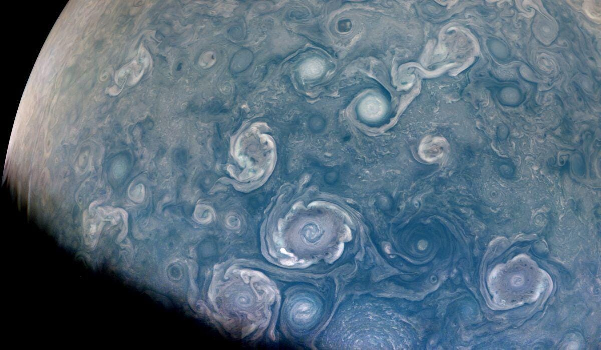 НАСА слика вртлога сличних вртлозима који представљају џиновске олује на Јупитеру.
