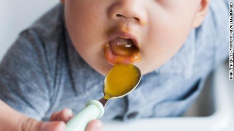 Извештај каже да домаћа храна за бебе садржи онолико токсичних минерала колико и опција купљена у продавници