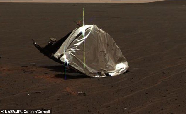 Оппортунити је умро за НАСА-у сада на Марсу, али је послала фотографију свог топлотног штита 2004. године, заједно са остацима разбацаним по Земљи неколико миља.